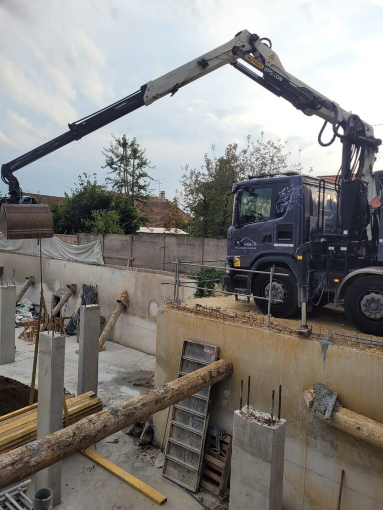 Camion-grue livrant sur un chantier Toki France