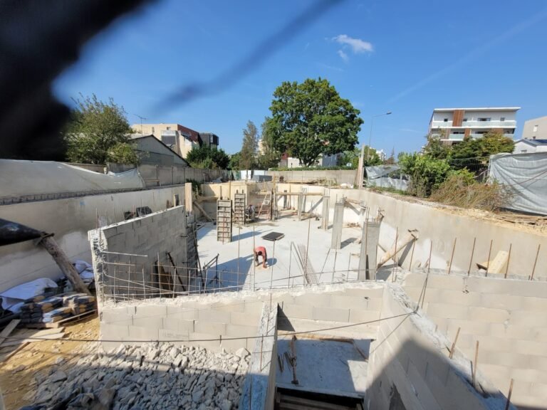 Murs du rez-de-chaussée montés avec aciers en attente