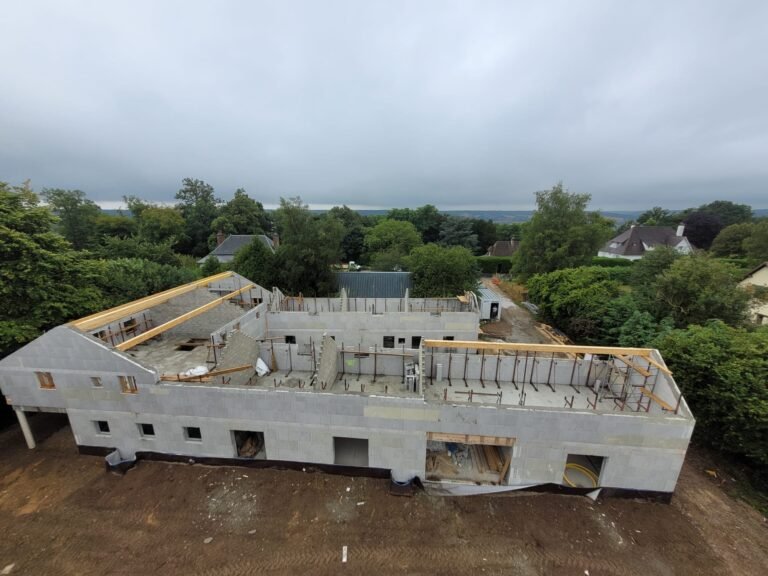 Vue d'en haut d'un bâtiment aux murs en bloc coffrant isolant, chantier Toki France