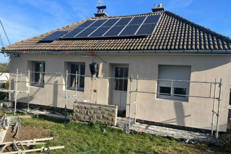 Maison de plain-pied avec panneaux solaires en toiture