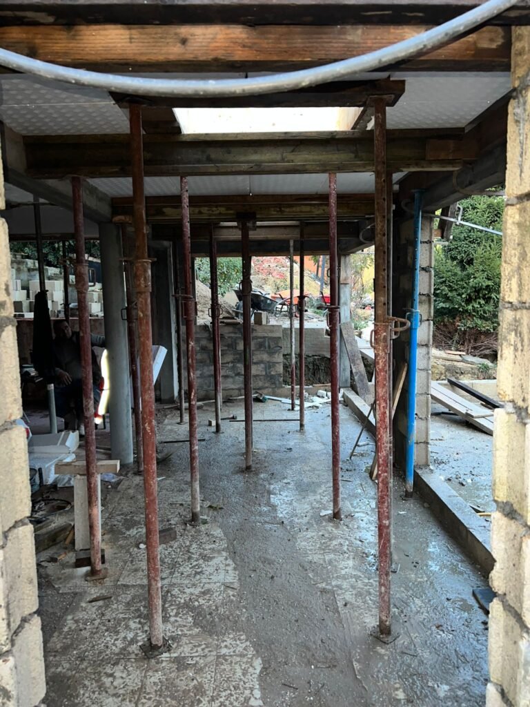 Plancher béton étayé pendant sa prise, chantier Toki France